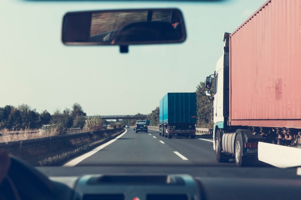 Camions sur l'autoroute